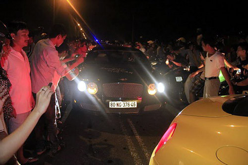 Tới muộn, đoàn siêu xe Hà Nội trong vòng vây người hâm mộ