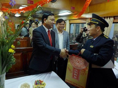  Bộ trưởng Bộ GTVT Đinh La Thăng chúc tết tổ lái tàu SE1 tối 30 Tết, tức ngày 9-2