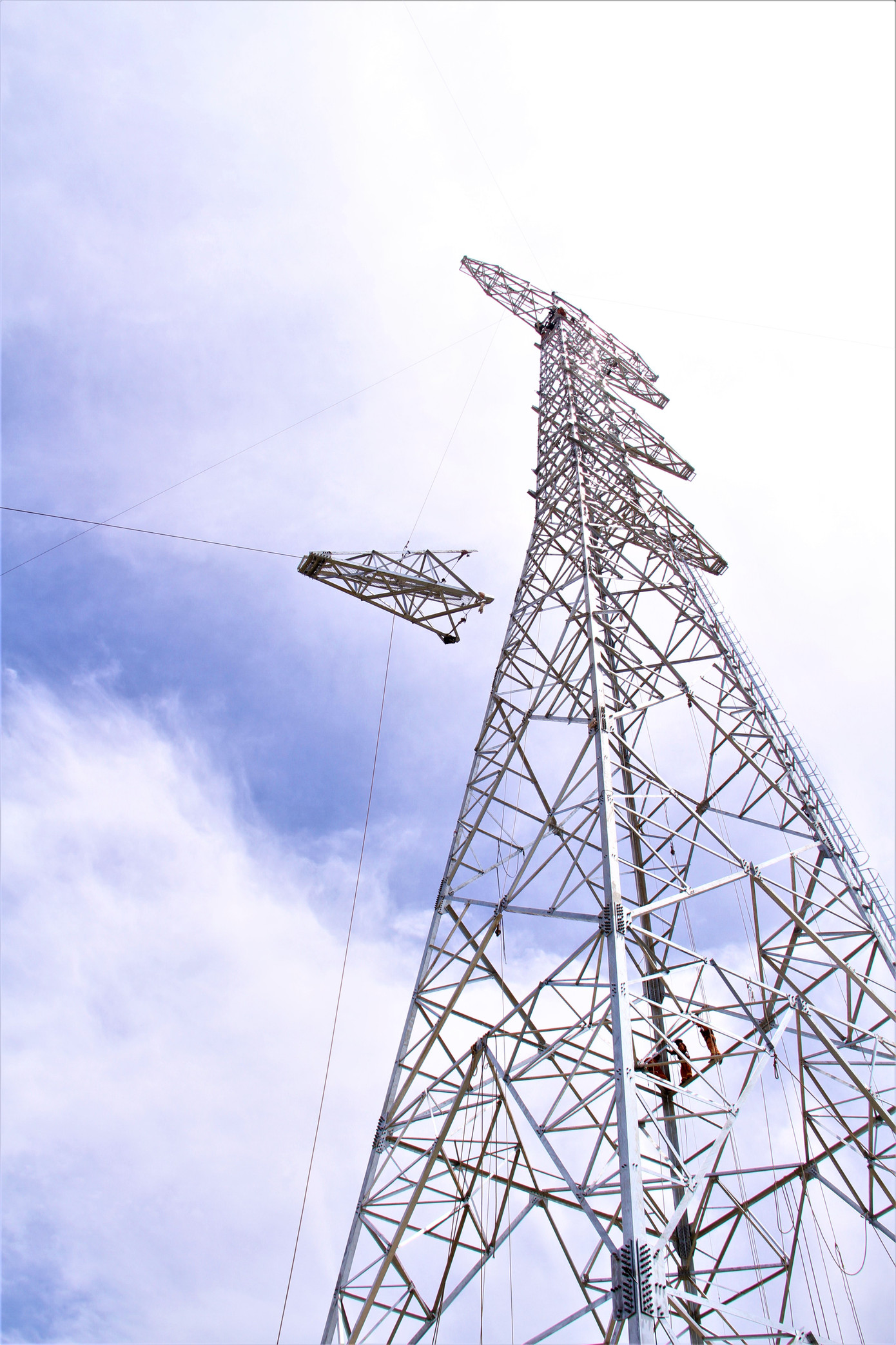 Do vị trí cột 172 nằm giữa đồng ruộng, không có đường để đưa phương tiện máy móc vào nên việc lặp đặt được làm hoàn toàn thủ công.