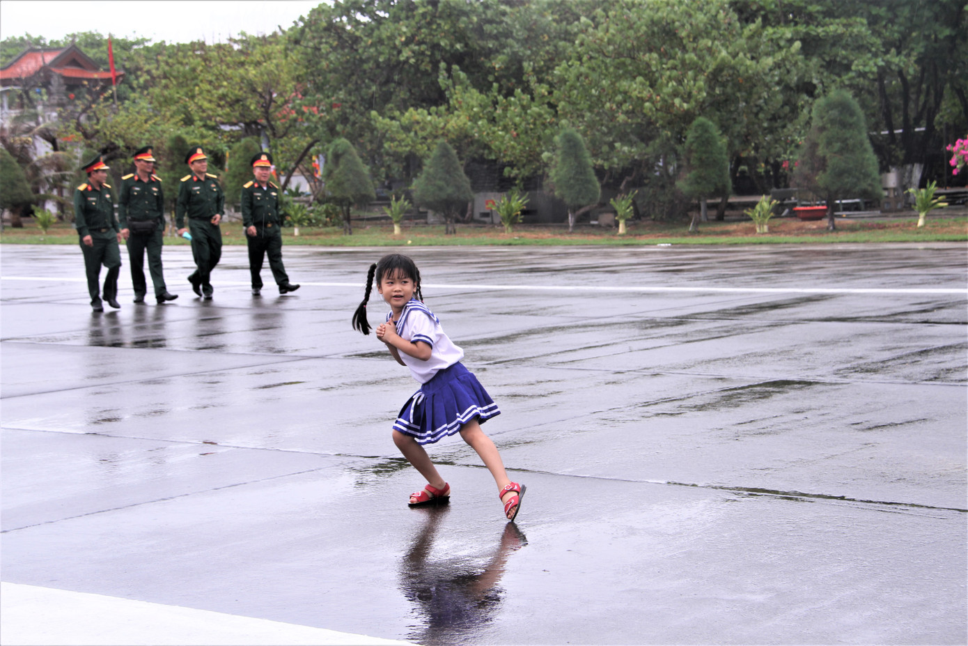 Một “tiểu Hải quân” đang tung tăng trên đường băng đảo Trường Sa lớn