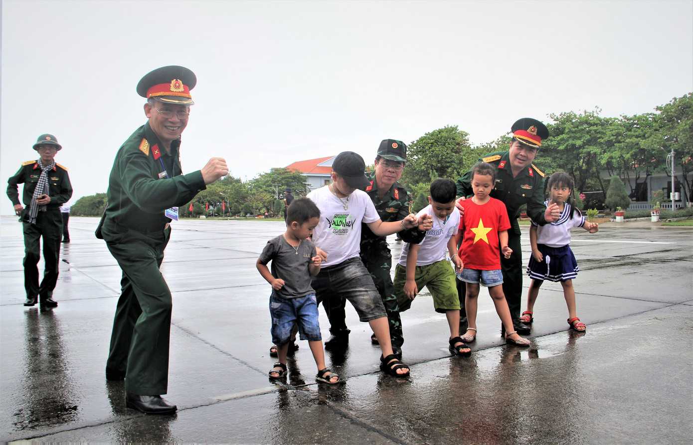 Những thầy thuốc Bệnh viện quân y 175 vui chơi với trẻ em