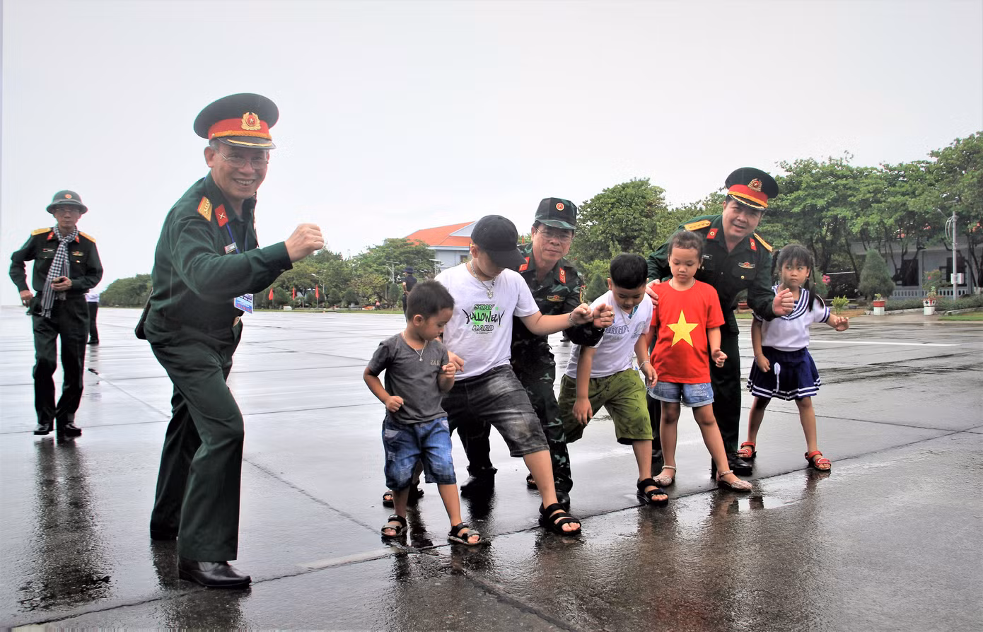 Những thầy thuốc Bệnh viện quân y 175 vui chơi với trẻ em