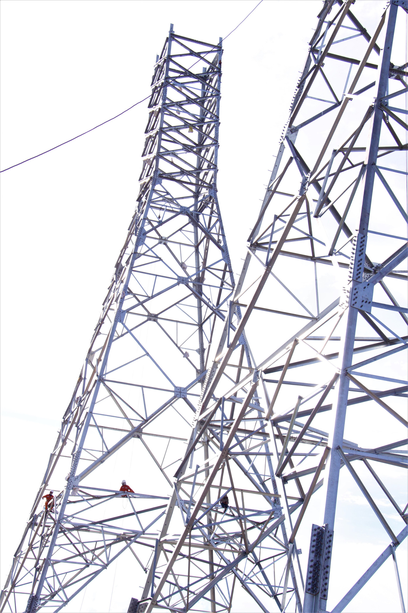 Cột 33 thép hình V, hai thân, cao 68 mét, do Công ty điện lực Cà Mau tham gia thực hiện cùng nhà thầu xây lắp.