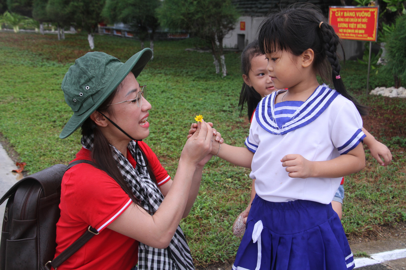 TS-BS.Trần Thị Khánh Thu – Đoàn Đại biểu Quốc hội tỉnh Thái Bình trao “hoa yêu thương” cho trẻ em trên đảo Trường Sa lớn