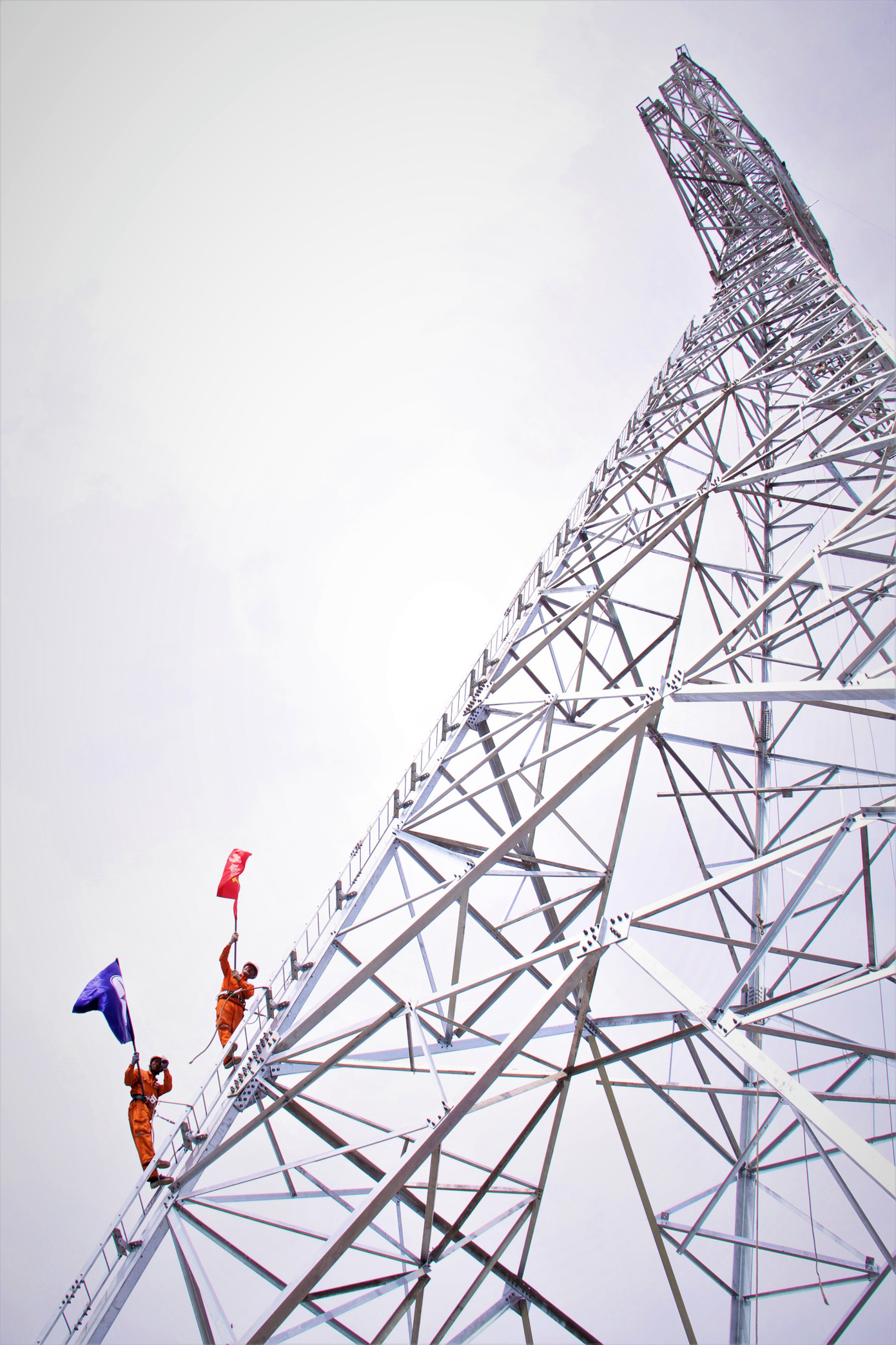 Ông Đặng Dương Thanh -Tổ trưởng và người chỉ huy tại công trường xây dựng cho biết, cột 132 làm bằng thép hình chữa V, có chiều cao 71 mét, nặng khoảng 70 tấn. Công ty Điện lực Đồng Nai huy động 32 kỹ sư, công nhân để tham gia lắp đặt.