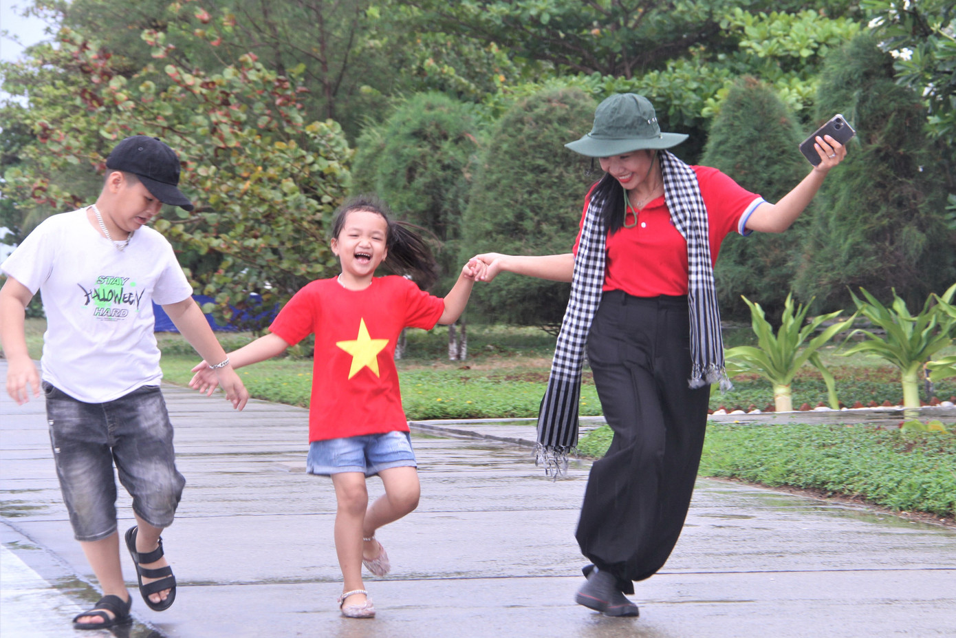 Tung tăng cùng trẻ em trên đảo Trường Sa lớn