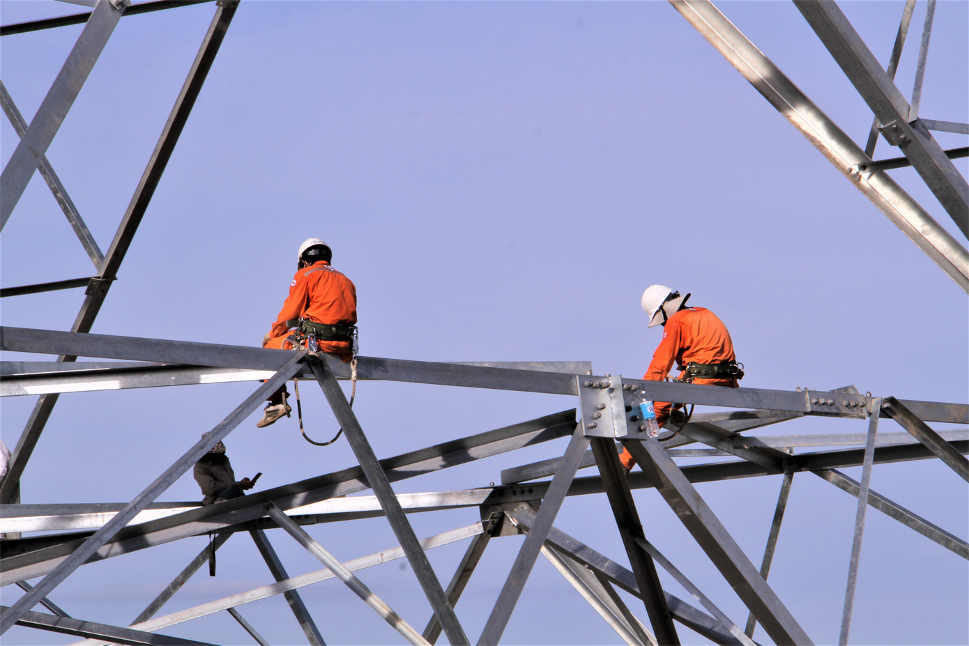 Những người thợ nghỉ giải lao tại chỗ trên cao. Ngày 18/6, Công ty Điện lực Long An đang quyết tâm lắp hoàn thành các cấu kiện cuối cùng hoàn thành vị trí cột 172 tại xã Đông Hoàng, huyện Đông Sơn, tỉnh Thanh Hóa.