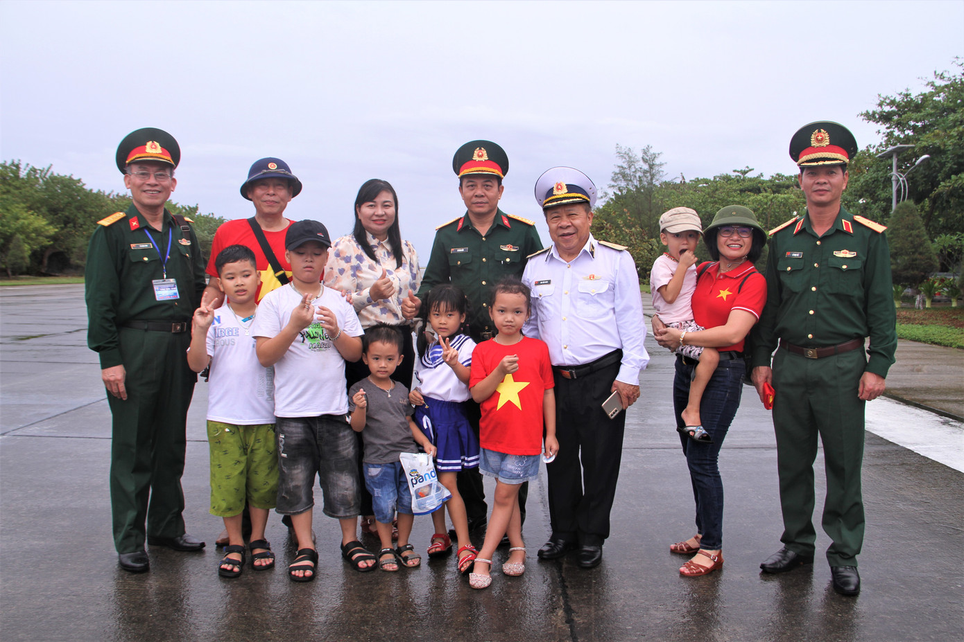 Các cháu thiếu nhi trên đảo luôn được người lớn quan tâm và yêu thương và luôn là “mẫu nhí” để các đại biểu ra thăm đảo chụp ảnh lưu niệm.