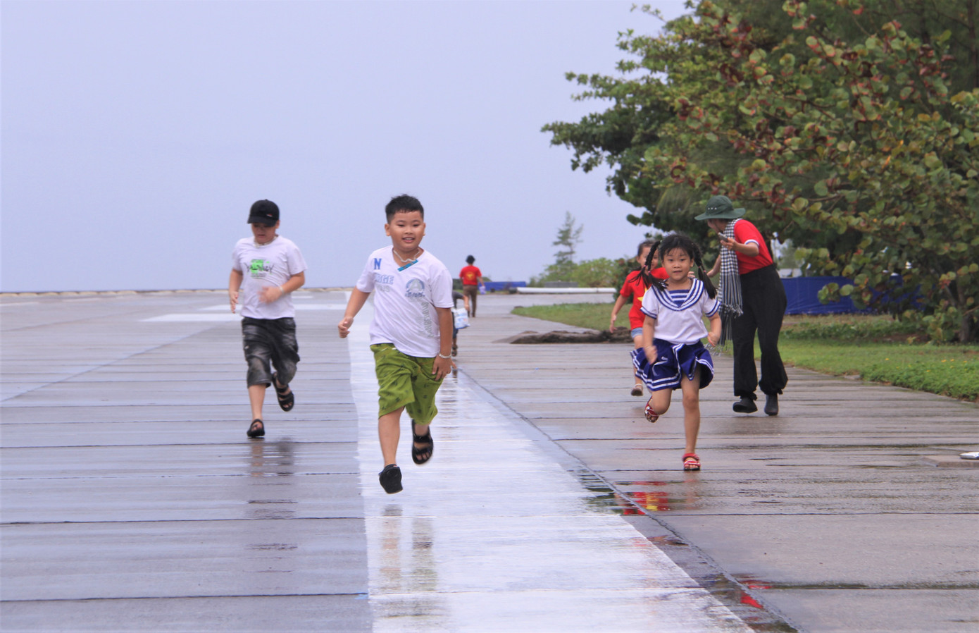 Những đứa trẻ “cất cánh” trên đường băng ở đảo Trường Sa lớn