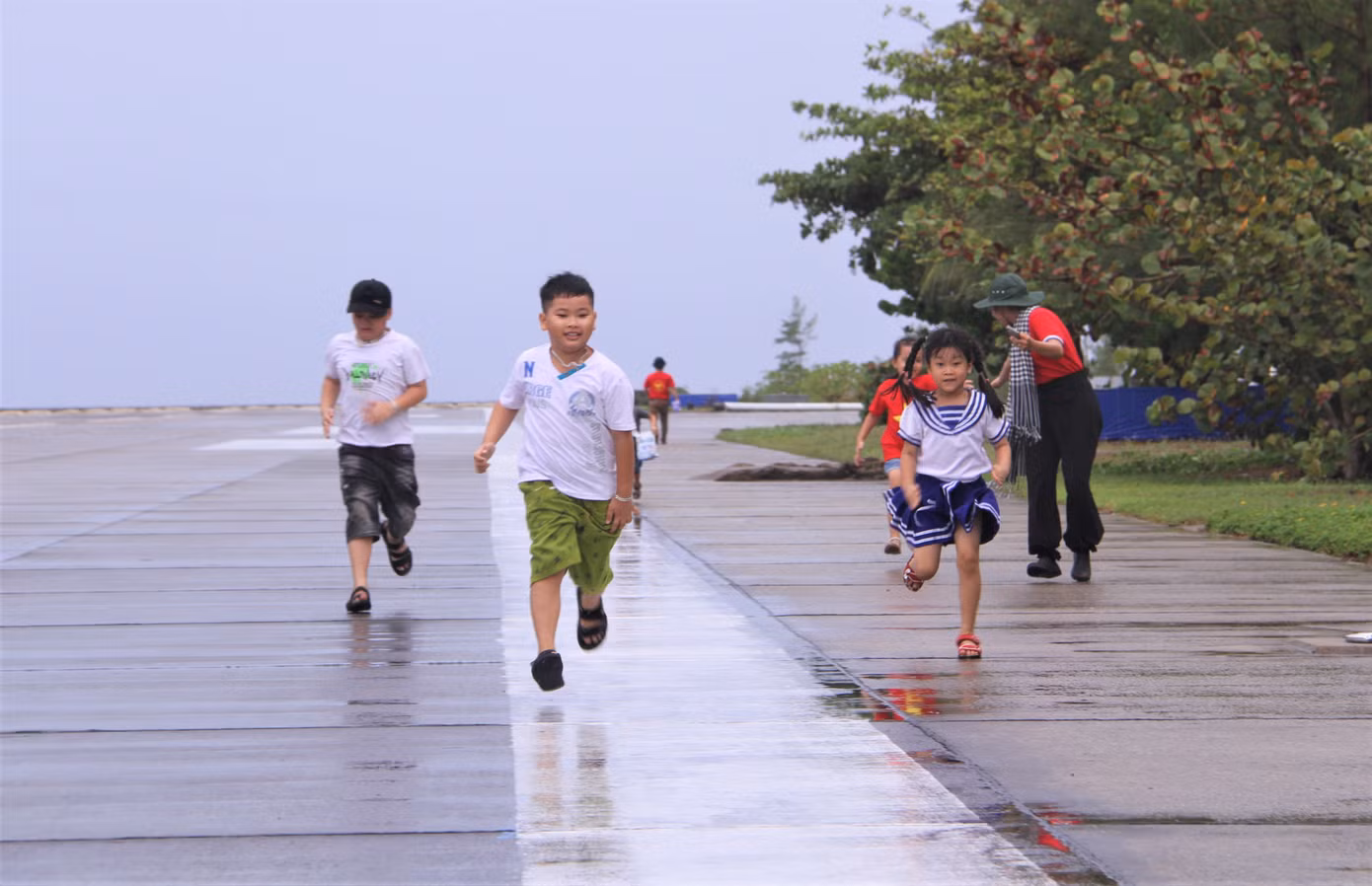 Những đứa trẻ “cất cánh” trên đường băng ở đảo Trường Sa lớn