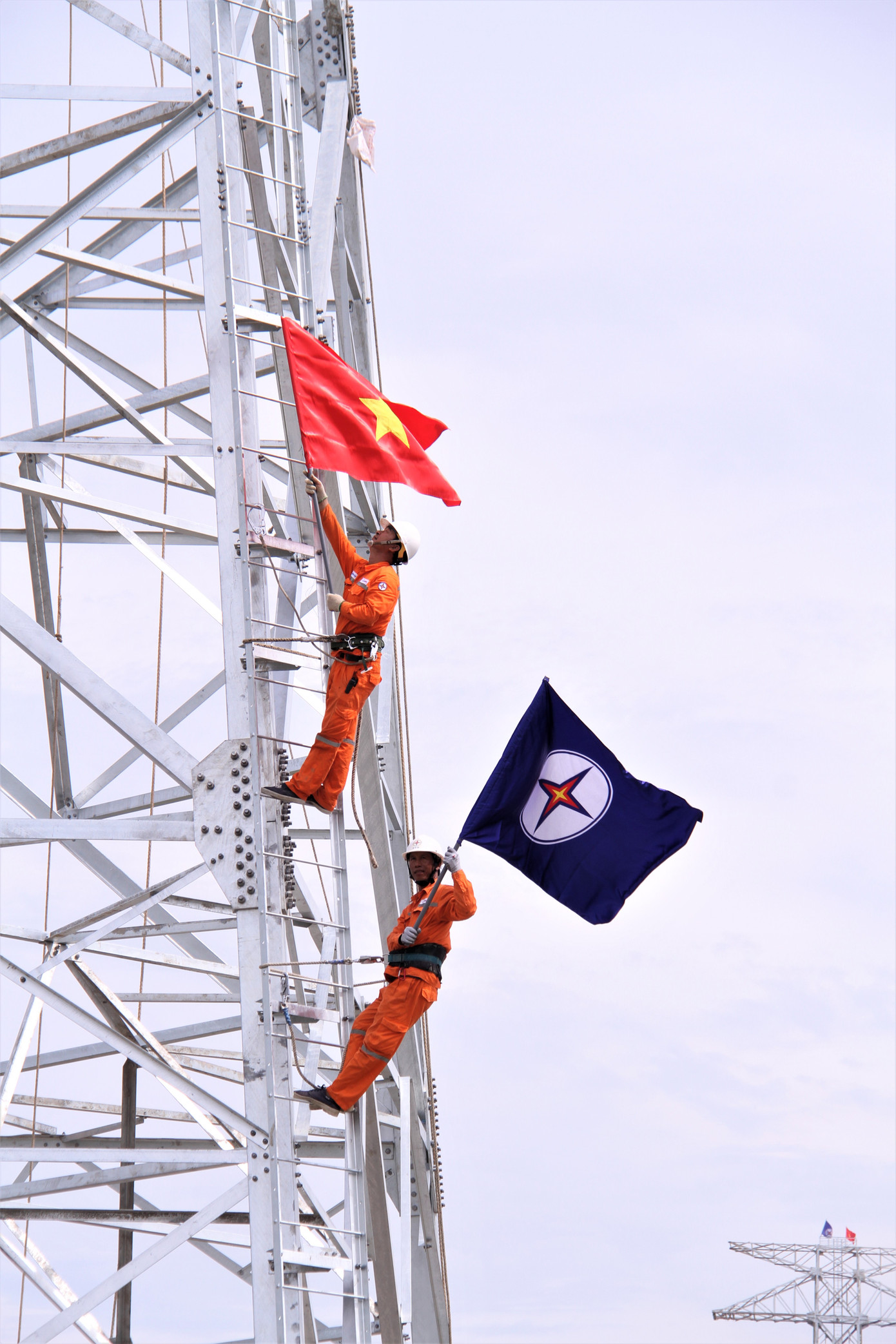 Sáng 18/6, tại vị trí cột 132, thuộc địa bàn xã Tế Thắng, huyện Nông Cống (Thanh Hóa), Công ty TNHH một thành viên Điện lực Đồng Nai đã treo cờ báo hiệu đã hoàn thành việc xây lắp trụ điện sau 15 ngày thi công.