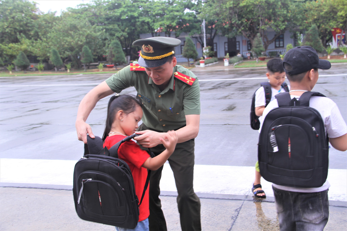 Đại diện Đoàn thanh niên Công an tỉnh Thái Bình tặng quà cho các thiếu nhi