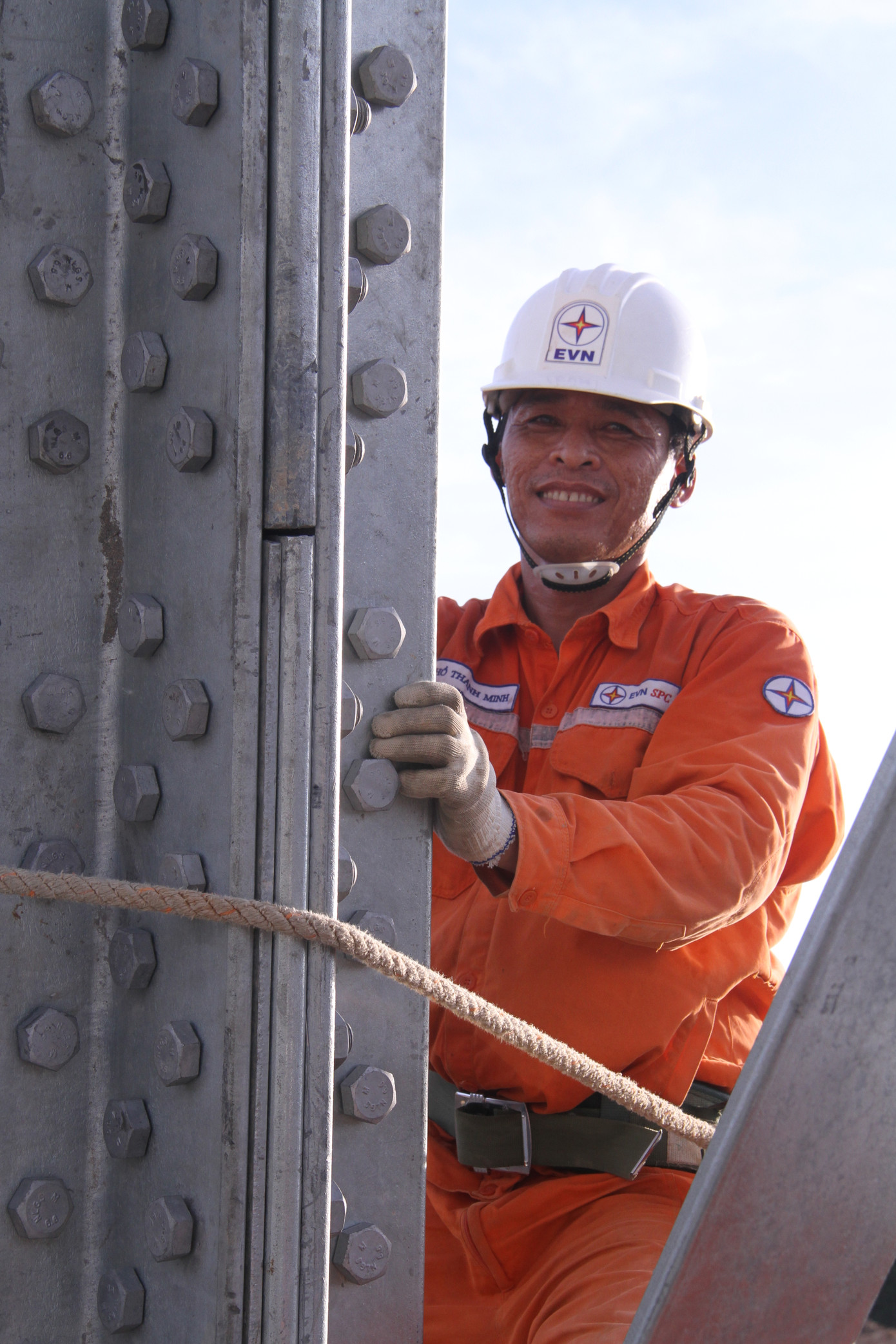 Nụ cười lạc quan của người thợ xây lắp cột điện 500kV giữa chảo lửa Thanh Hóa