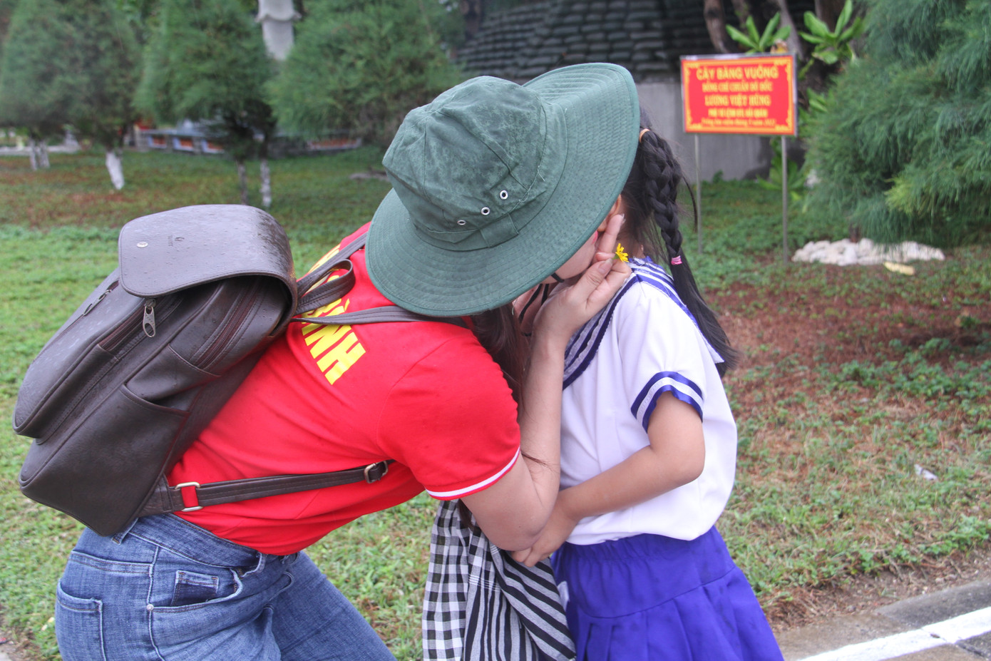 Trẻ em trên đảo luôn nhận được sự yêu thương thắm thiết