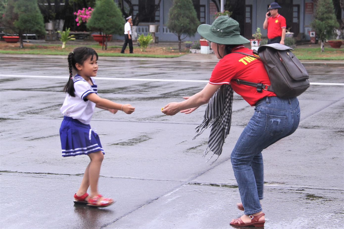 Dang tay chào đón