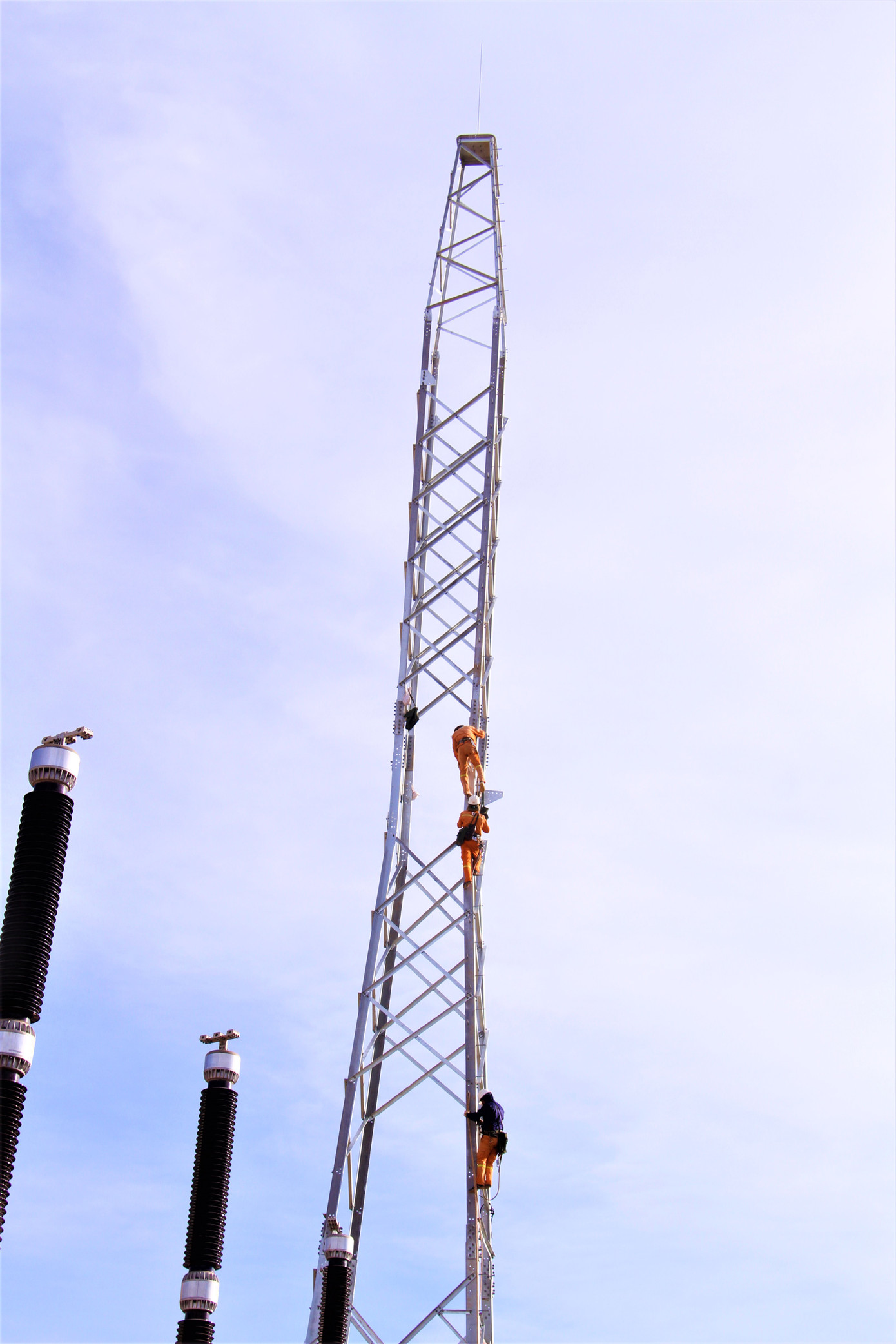 Thợ điện Công ty Điện lực Trà Vinh xây dựng vị trí cột 191, cao 59m tại Trạm biến áp 500 kV Thanh Hóa (xã Minh Tâm, huyện Thiệu Hóa, tỉnh Thanh Hóa).