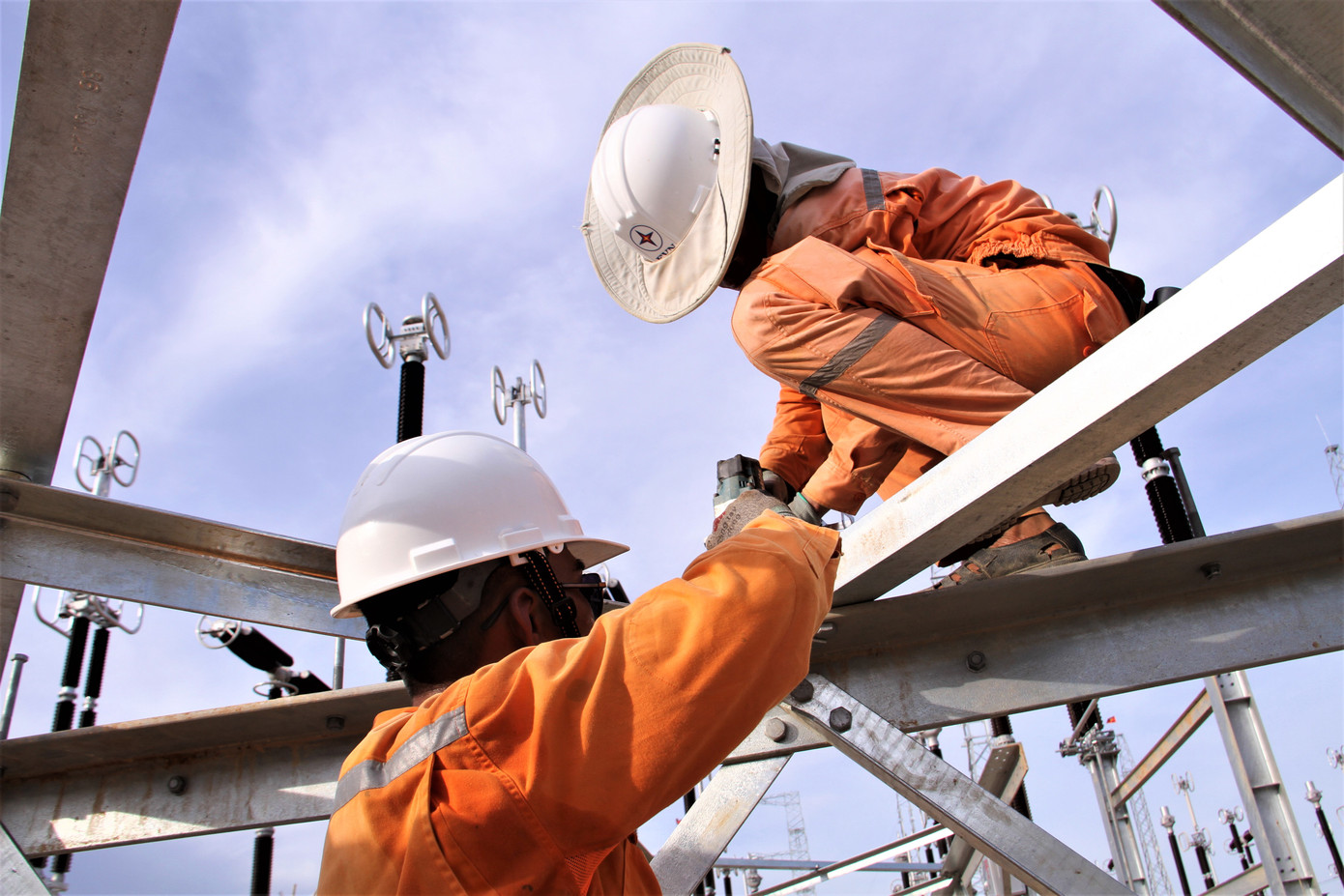 Thi công giữa trời nắng như đổ lửa.