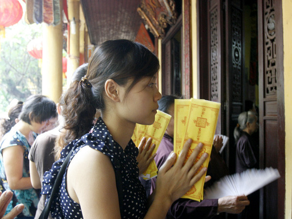 Vàng mã được cầm trên tay để cầu may