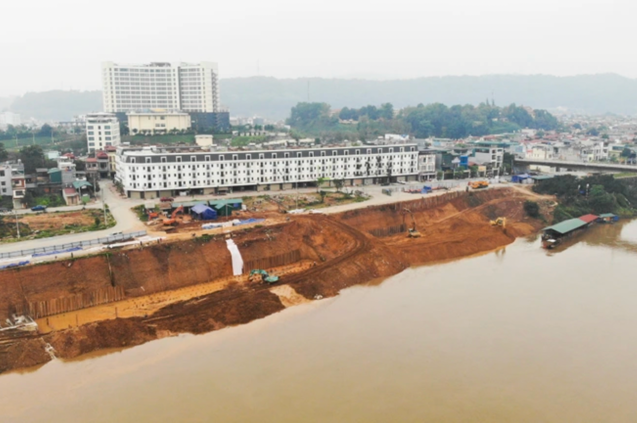 Một góc bờ kè sông Hồng chống sạt lờ khu dân cư tại TP Lào Cai. Một góc bờ kè sông Hồng chống sạt lờ khu dân cư tại TP Lào Cai.