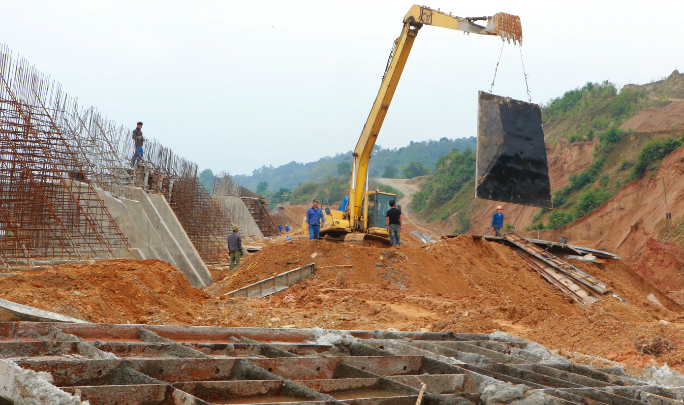 Công trường bờ kè sông Hồng tại Lào Cai. Thời điểm tháng 5/2020. Ảnh: N.B Công trường bờ kè sông Hồng tại Lào Cai. Thời điểm tháng 5/2020. Ảnh: N.B