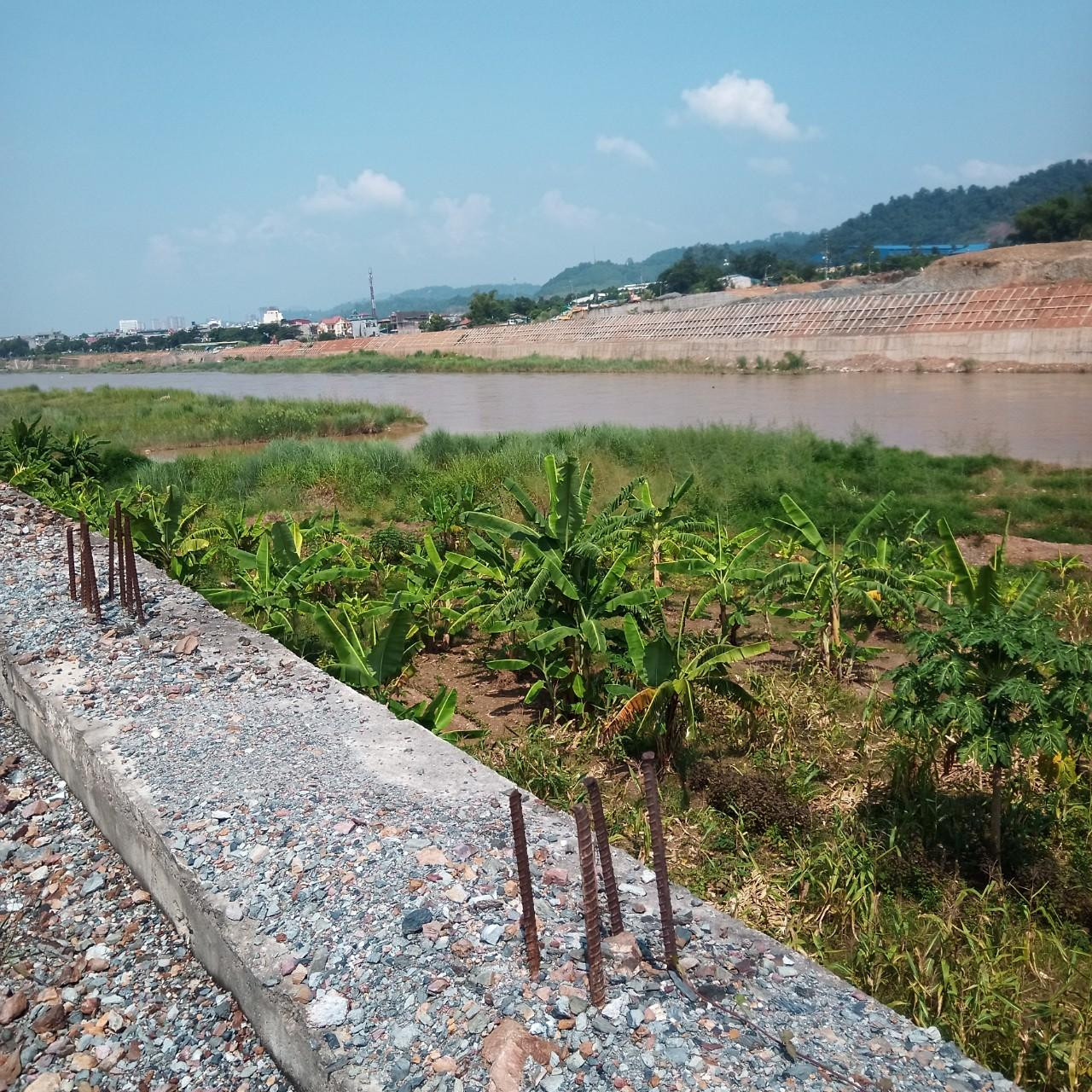 Có hạng mục bờ kè sông Hồng vẫn chưa hoàn thiện. Ảnh: Minh Đức Có hạng mục bờ kè sông Hồng vẫn chưa hoàn thiện. Ảnh: Minh Đức