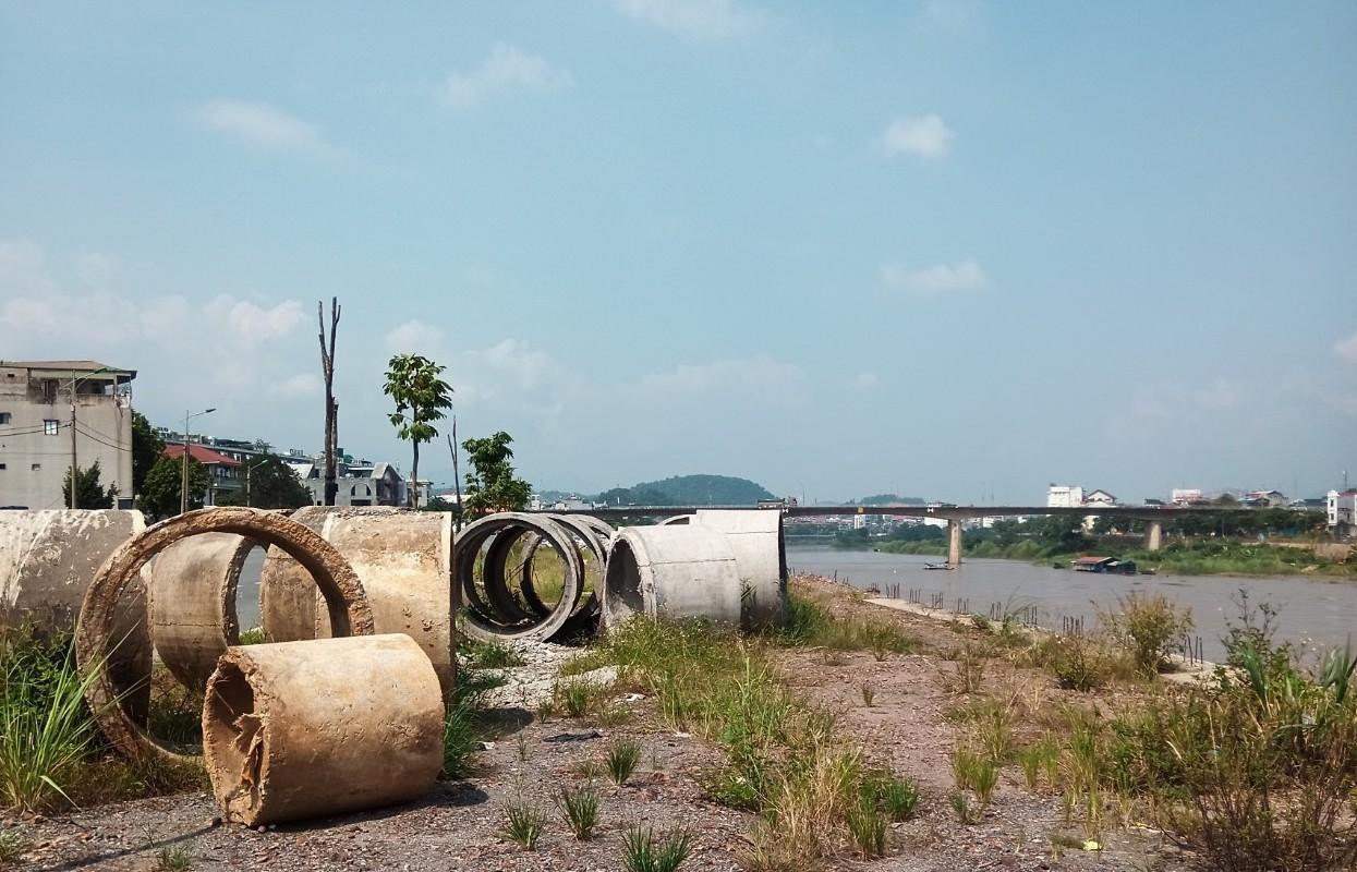 Một góc bờ kè sông Hồng. Ảnh: Minh Đức Một góc bờ kè sông Hồng. Ảnh: Minh Đức