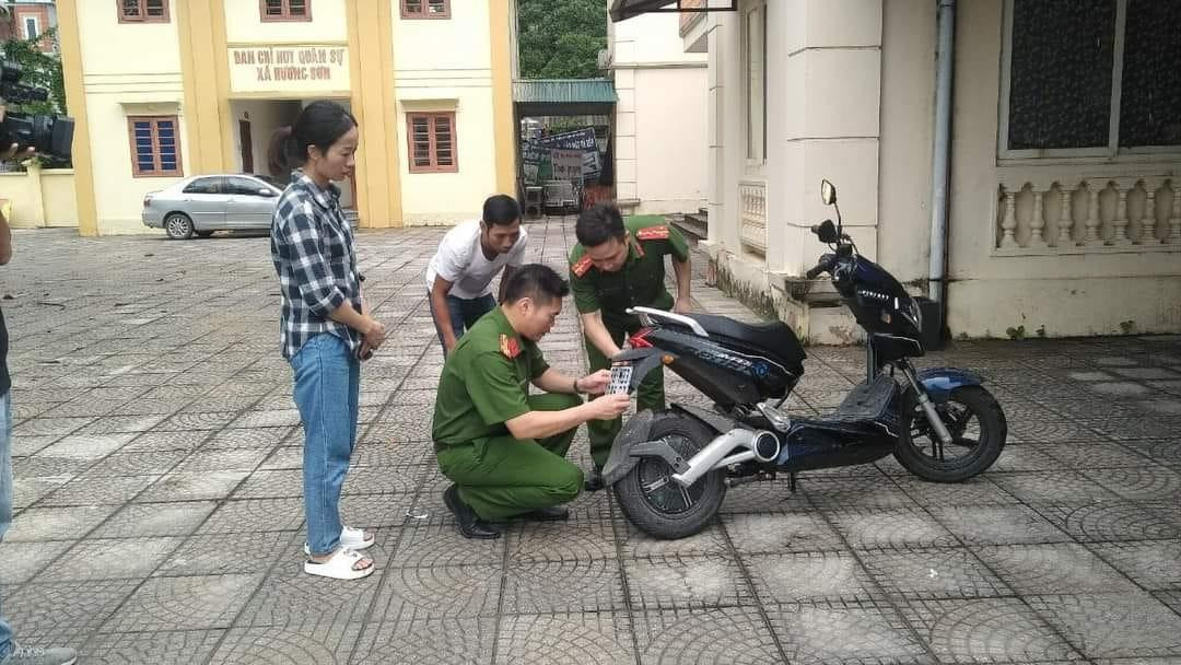 Công an xã, thị trấn ở Vĩnh Phúc cấp biển số, đăng ký xe cho người dân.