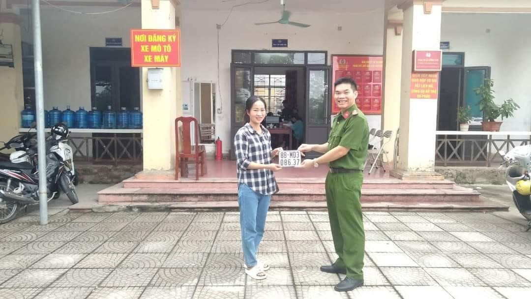 Người dân phấn khởi bởi thủ tục đăng ký BKS xe nhanh, gọn.