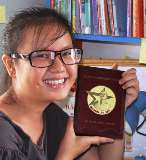 Lạc tự hào với tấm kỷ niệm chương của giải thưởng Lý Tự Trọng