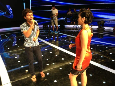 Mỹ Linh hướng dẫn Yasuy tập luyện