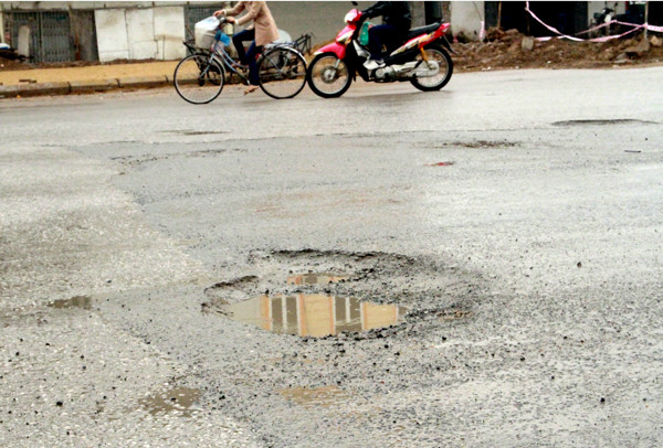 lỗ chỗ ổ trên đường