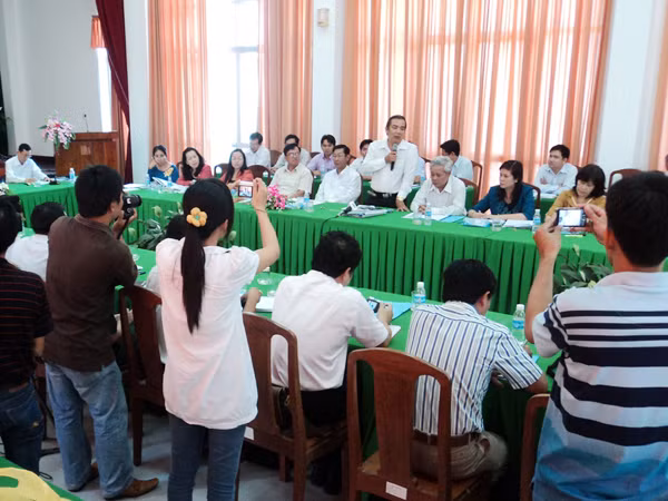 Ông Võ Thanh Hùng (đứng, cầm micro) trả lời báo chí. Ảnh: Sáu Nghệ