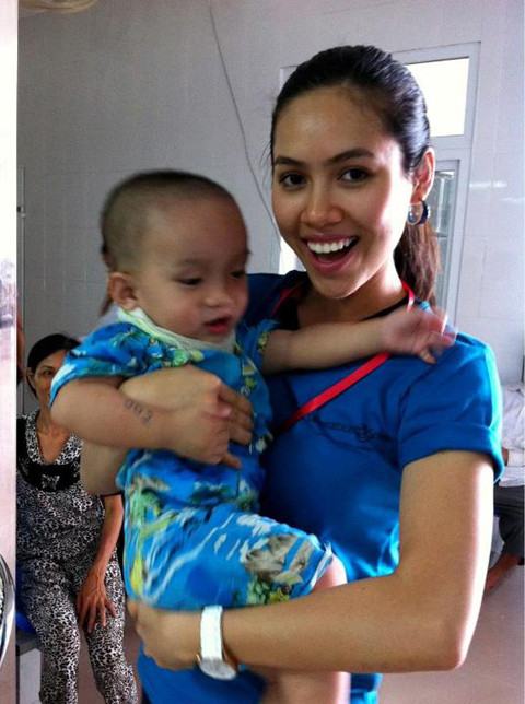 Hoàng My đã có chuyến đi đầy ý nghĩa cùng tổ chức Operation Smile. Hoàng My đã có chuyến đi đầy ý nghĩa cùng tổ chức Operation Smile