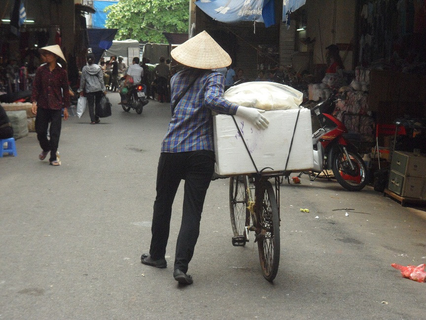 Bị tật ở chân do một lần tai nạn giao thông cách đây 2 năm, chị Đỗ Thị Bảy với đôi chân khập khiếp vẫn cố lê bước chân rong ruổi các khu phố bán ngô kiếm thêm ít tiền để nuôi con