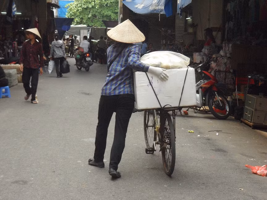 Bị tật ở chân do một lần tai nạn giao thông cách đây 2 năm, chị Đỗ Thị Bảy với đôi chân khập khiếp vẫn cố lê bước chân rong ruổi các khu phố bán ngô kiếm thêm ít tiền để nuôi con