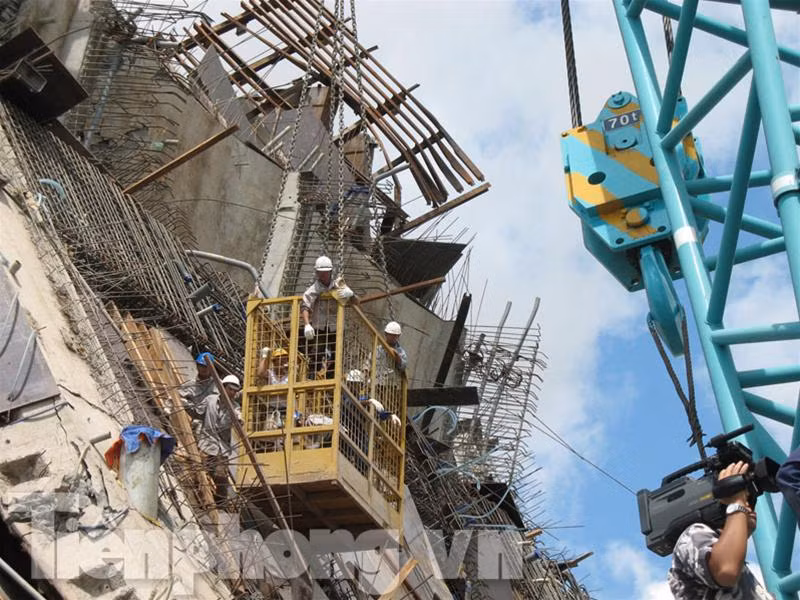 Lực lượng cứu hộ, cứu thương đang được huy động tối đa. Ảnh : Sáu Nghệ Cứu nạn từ trên cao tại hiện trường. Ảnh : Sáu Nghệ