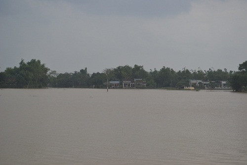 Hàng trăm nhà dân tại Nhơn Hòa vẫn bị lũ bao vây. ảnh Việt Hương