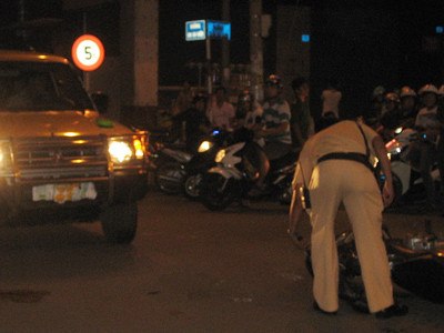 Ảnh phóng viên Khánh chụp trước khi bị hành hung, chiếc ô tô được dán băng keo che biển số và CSGT đang làm việc