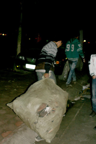 Hàng trăm đôi giày dép được thu gom tại khu vực đền Trần