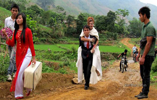 Cô dâu, chú rể hạnh phúc trong ngày vui trăm năm của mình