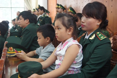 Trung úy Hà Thị Thu Trang (Phòng Pháp chế - Bộ Tư lệnh Bộ đội Biên phòng) đưa hai con đến viếng Đại tướng