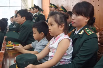 Trung úy Hà Thị Thu Trang (Phòng Pháp chế - Bộ Tư lệnh Bộ đội Biên phòng) đưa hai con đến viếng Đại tướng