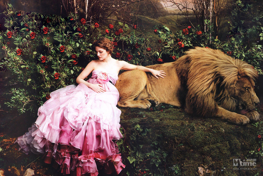 Scarlett Johansson quyến rũ bên chú báo khi xuất hiện trên trang bìa tạp chí Vouge. Robert Pattison vác cả con cá xấu. Con quạ "ranh mãnh" đang dùng mỏ rút dây áo tắm của người đẹp Petra Nemcova. Drew Barrymore và sư tử gợi nhớ hình ảnh "người đẹp và ác thú". Siêu mẫu Caroline Trentini với vẻ đẹp mạnh mẽ mà gợi cảm. "Thôn nữ" Madona đang cho gà ăn. Nicole Kidman, cô chủ kiêu kỳ và mạnh mẽ trong trang trại nuôi bò. Reese Witherspoon "lả lướt" bên chú voi to lớn. Tiểu thư xinh đẹp Renee Zellweger thẩn thơ dưới gốc bên chú thỏ đáng yêu. Siêu mẫu Aleksandra Nilsen mạnh mẽ bên hai chú sư tử. Jennifer Aniston cùng chú cún cưng của mình. Demi Moore phải bắc thang lên để âu yếm chú hươu cao cổ.