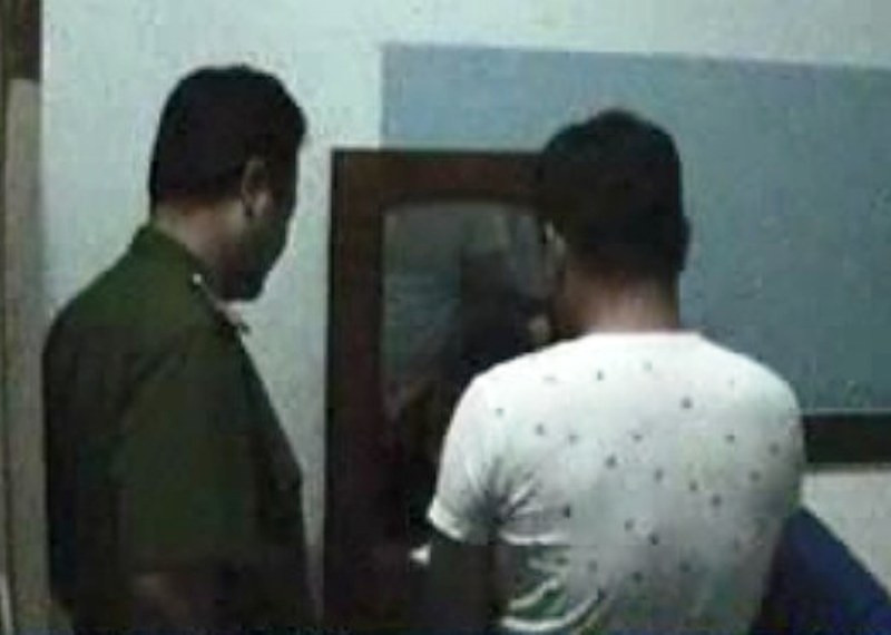 Một gã trai bán dâm bị cơ quan công an bắt quả tang