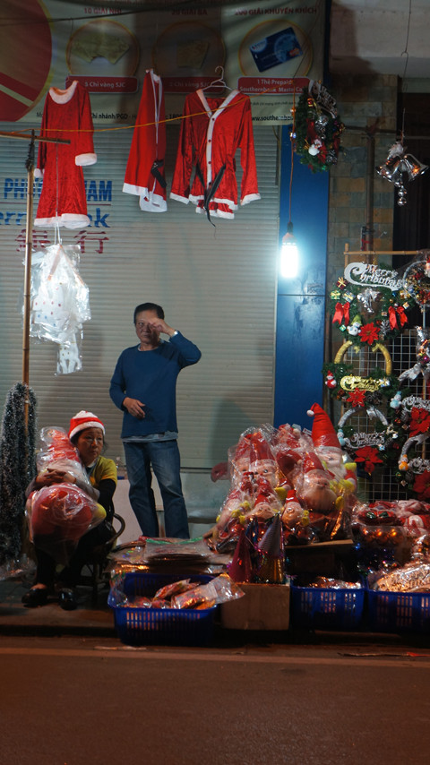 Rất nhiều gia đình và các bạn trẻ năm nay không sử dụng dịch vụ chuyển quà do ông già Noel mang đến, thay vào đó là cả gia đình cùng nhau đi ngắm phố phường, chụp hình lưu niệm và tận hưởng không khí Noel 