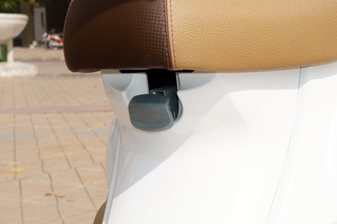 Cần gạt để bật để chân cho người ngồi sau ở ngay dưới yên xe