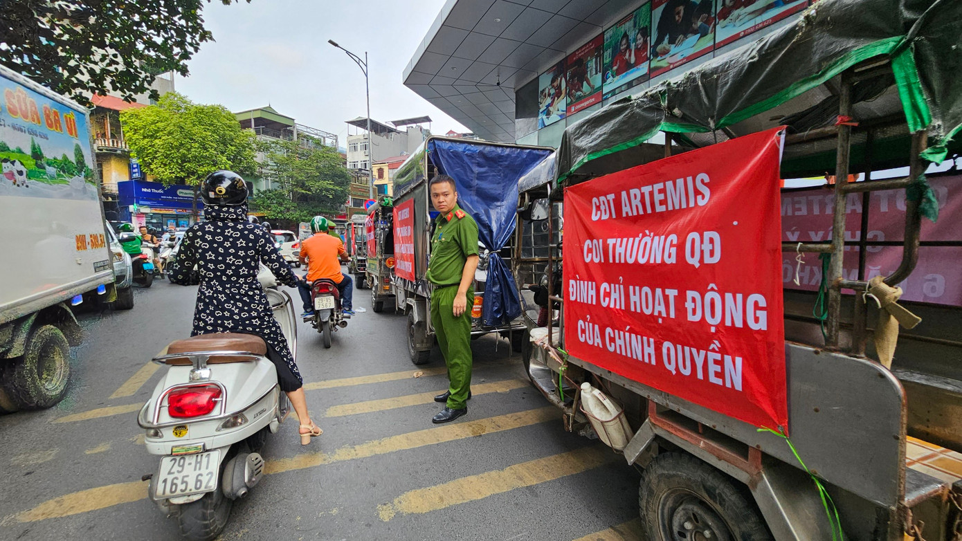 Cơ quan công an phường Khương Mai điều tiết giao thông, đảm bảo an ninh trật tự khu vực. Cơ quan công an phường Khương Mai điều tiết giao thông, đảm bảo an ninh trật tự khu vực.