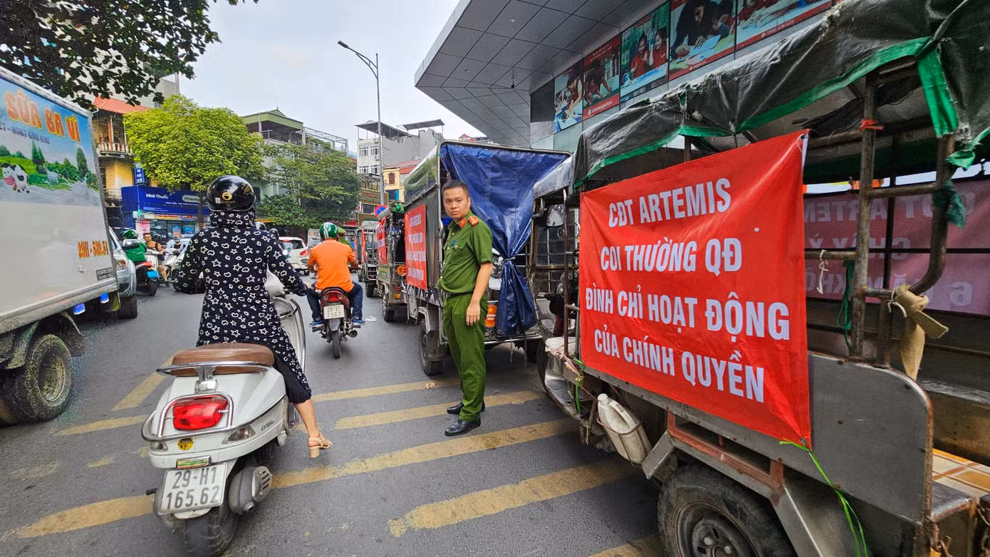 Cơ quan công an phường Khương Mai điều tiết giao thông, đảm bảo an ninh trật tự khu vực.