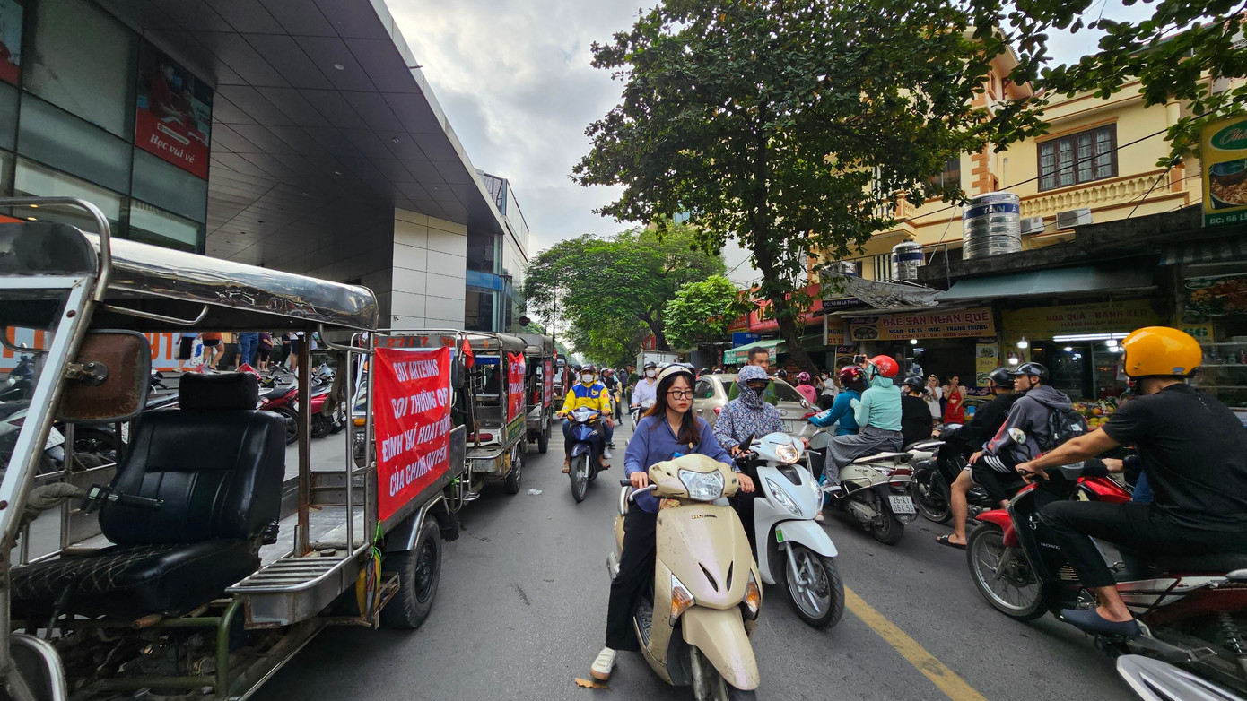Cơ quan công an phường Khương Mai điều tiết giao thông, đảm bảo an ninh trật tự khu vực. Cơ quan công an phường Khương Mai điều tiết giao thông, đảm bảo an ninh trật tự khu vực.