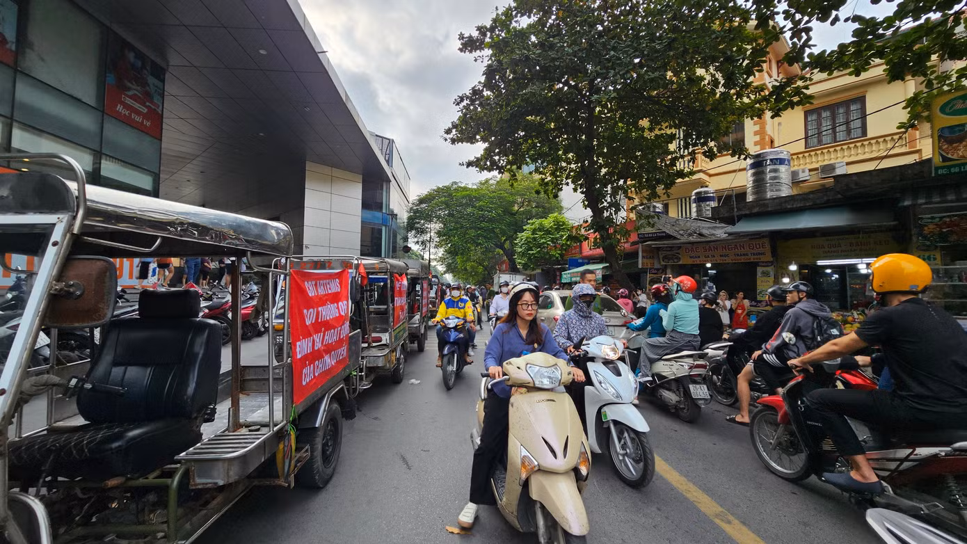 Cơ quan công an phường Khương Mai điều tiết giao thông, đảm bảo an ninh trật tự khu vực.